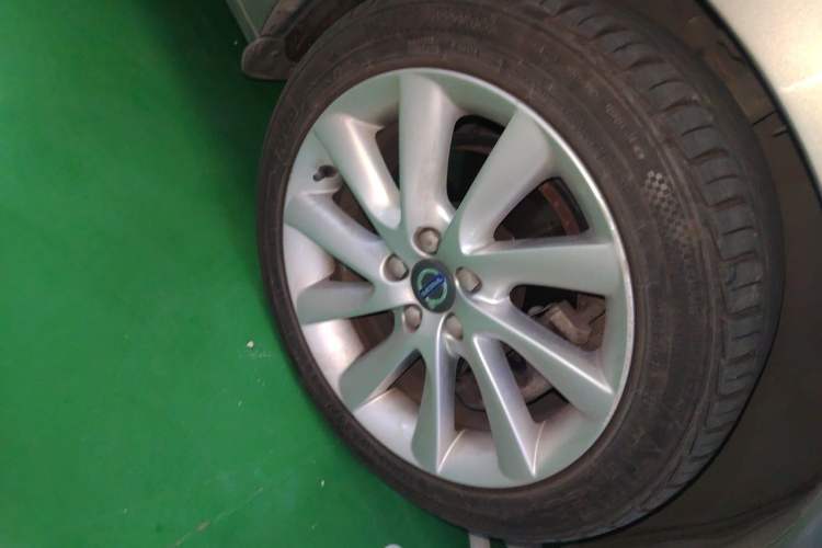 Used Volvo S60 2016 S60L T4 Zhiyuan Edition Right Front Wheel Hub