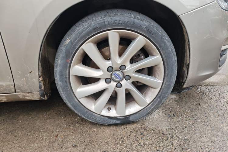 Used Volvo S60 2016 S60L T4 Zhiyuan Edition Right Front Wheel Hub