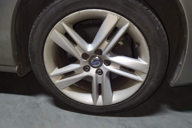 Used Volvo S60 2016 S60L T5 Intelligent Drive Edition Right Front Wheel Hub