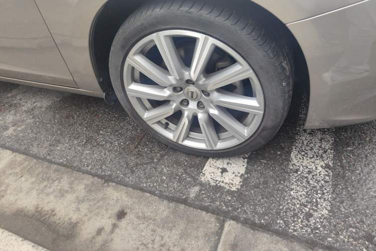 Used Volvo S60 2016 S60L T5 Intelligent Drive Edition Right Front Wheel Hub