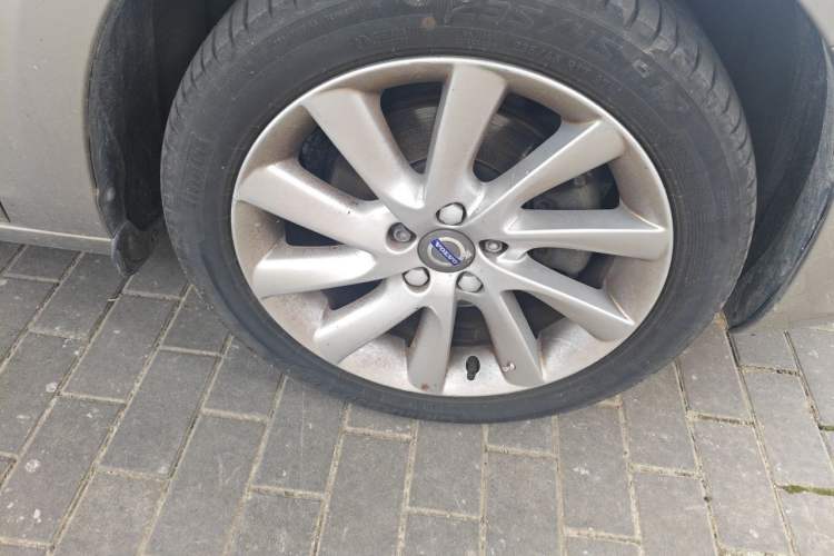 Used Volvo S60 2016 S60L T4 Zhiyuan Edition Right Front Wheel Hub