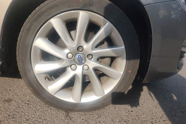 Used Volvo S60 2016 S60L T4 Zhiyuan Edition Right Front Wheel Hub