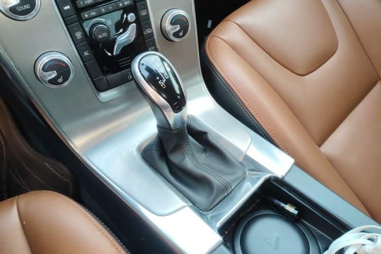 Used Volvo S60 2016 S60L T4 Zhiyuan Edition Gear Lever