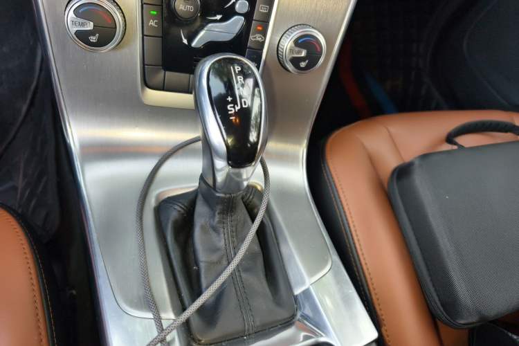Used Volvo S60 2016 S60L T4 Zhiyuan Edition Gear Lever