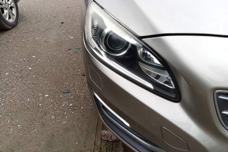 Used Volvo S60 2016 S60L T4 Zhiyuan Edition Right Front Headlight