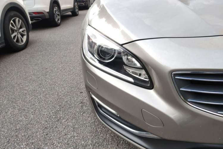 Used Volvo S60 2016 S60L T4 Zhiyuan Edition Right Front Headlight