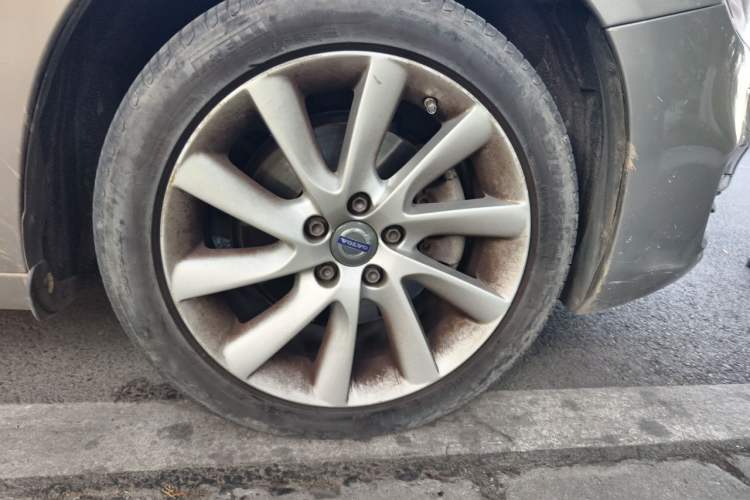 Used Volvo S60 2016 S60L T4 Zhiyuan Edition Right Front Wheel Hub
