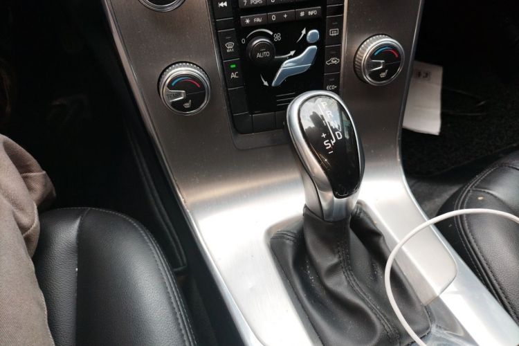 Used Volvo S60 2016 S60L T4 Zhiyuan Edition Gear Lever
