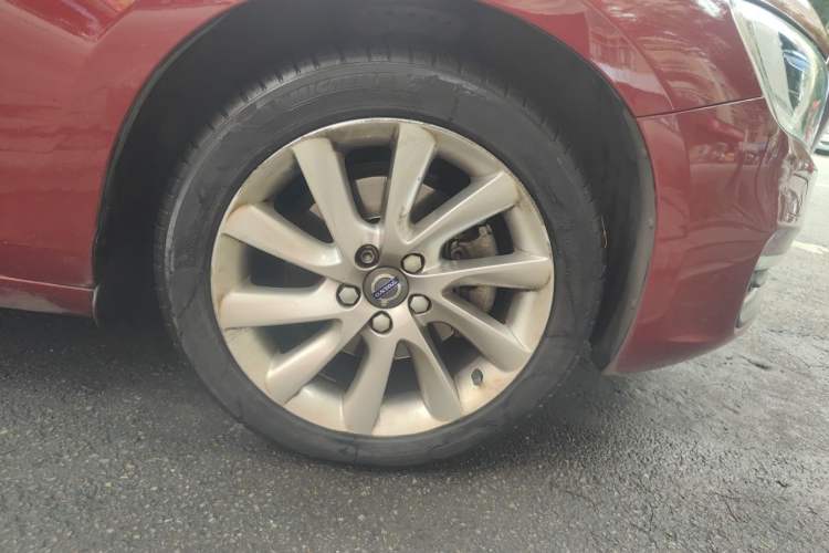 Used Volvo S60 2016 S60L T4 Zhiyuan Edition Right Front Wheel Hub