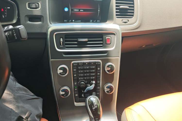 Used Volvo S60 2016 S60L T5 Intelligent Drive Edition Audio And AC Panel