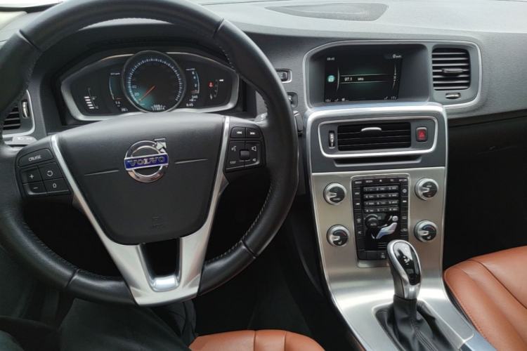 Used Volvo S60 2016 S60L T4 Zhiyuan Edition Center Console