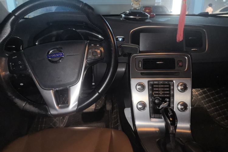 Used Volvo S60 2016 S60L T4 Zhiyuan Edition Center Console