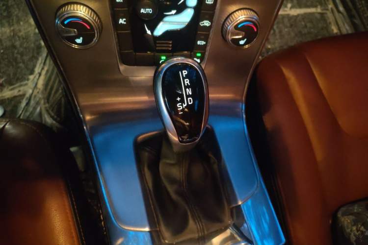 Used Volvo S60 2016 S60L T4 Zhiyuan Edition Gear Lever