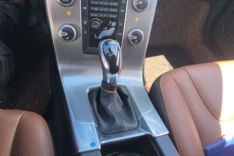 Used Volvo S60 2016 S60L T4 Zhiyuan Edition Gear Lever