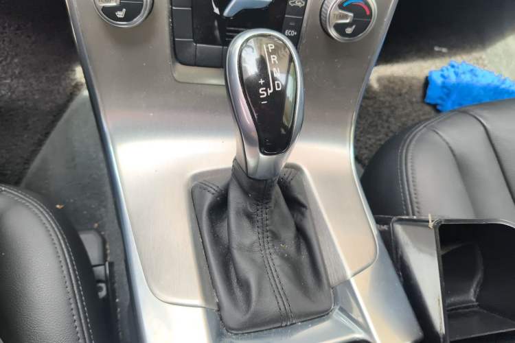 Used Volvo S60 2016 S60L T4 Zhiyuan Edition Gear Lever