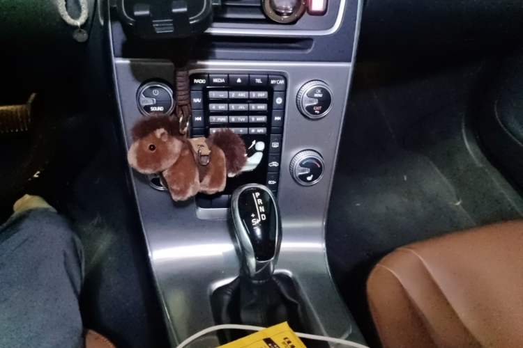 Used Volvo S60 2016 S60L T4 Zhiyuan Edition Gear Lever