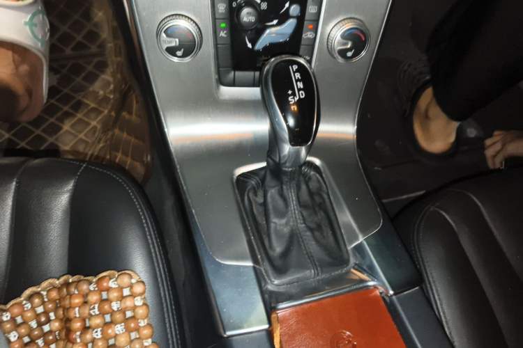 Used Volvo S60 2016 S60L T4 Zhiyuan Edition Gear Lever