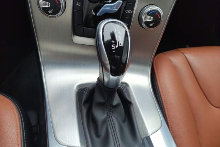 Used Volvo S60 2016 S60L T4 Zhiyuan Edition Gear Lever