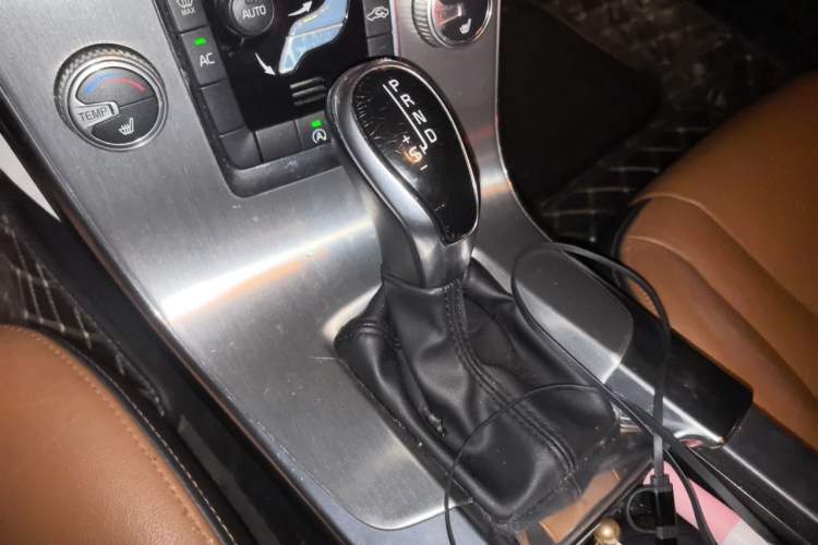 Used Volvo S60 2016 S60L T4 Zhiyuan Edition Gear Lever