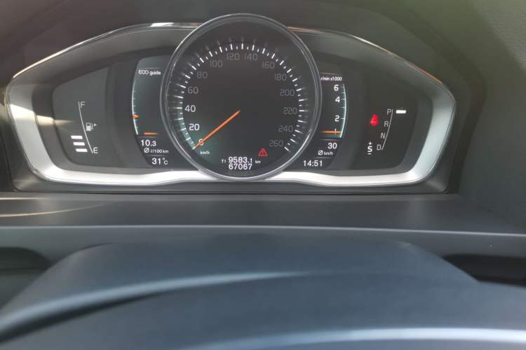 Used Volvo S60 2016 S60L T4 Zhiyuan Edition Odometer Close Up