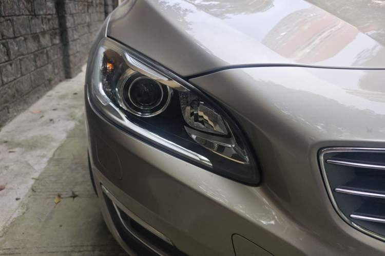Used Volvo S60 2016 S60L T4 Zhiyuan Edition Right Front Headlight