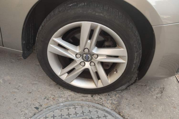 Used Volvo S60 2016 S60L T5 Intelligent Drive Edition Right Front Wheel Hub