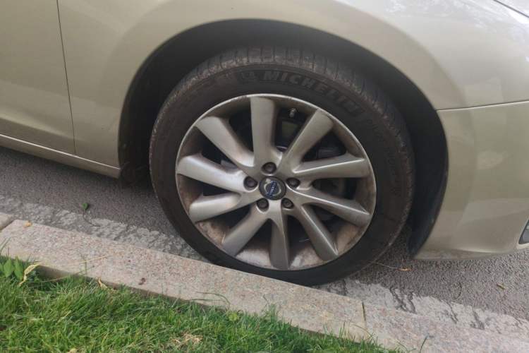 Used Volvo S60 2016 S60L T4 Zhiyuan Edition Right Front Wheel Hub