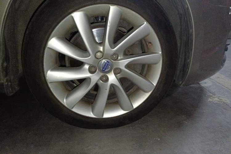Used Volvo S60 2016 S60L T4 Zhiyuan Edition Right Front Wheel Hub