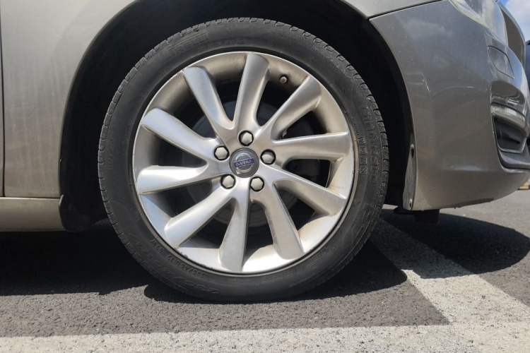 Used Volvo S60 2016 S60L T4 Zhiyuan Edition Right Front Wheel Hub