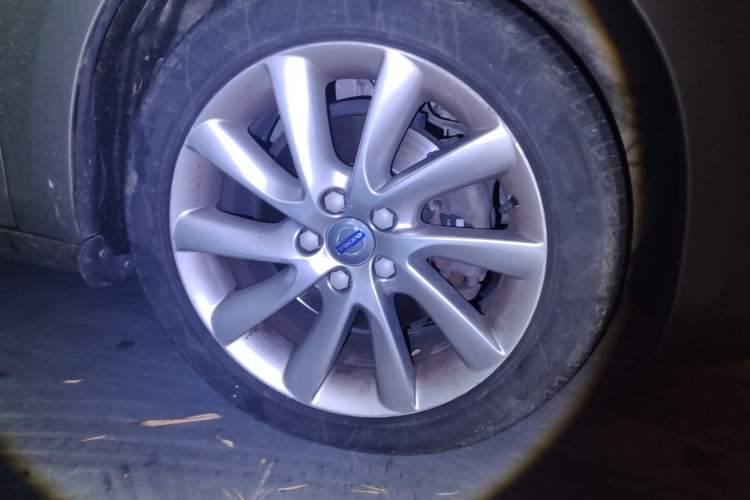 Used Volvo S60 2016 S60L T4 Zhiyuan Edition Right Front Wheel Hub