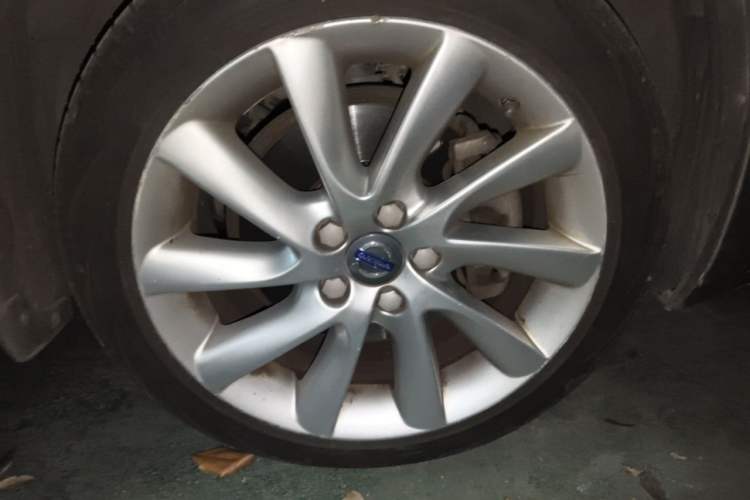 Used Volvo S60 2016 S60L T4 Zhiyuan Edition Right Front Wheel Hub