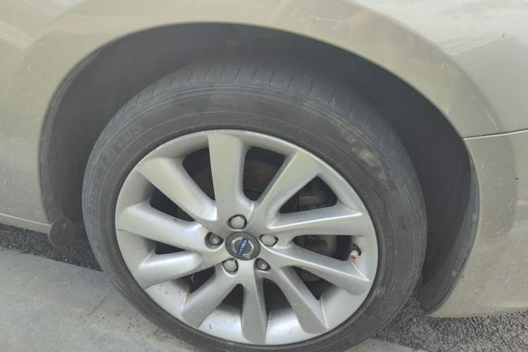 Used Volvo S60 2016 S60L T4 Zhiyuan Edition Right Front Wheel Hub