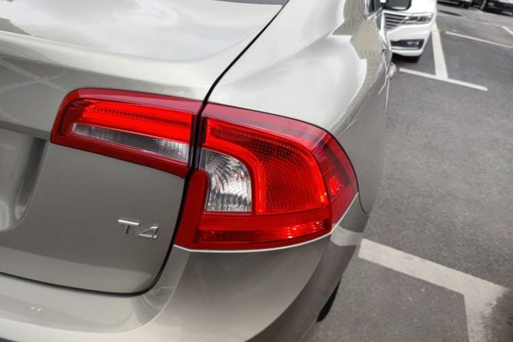 Used Volvo S60 2016 S60L T4 Zhiyuan Edition Right Rear Taillight