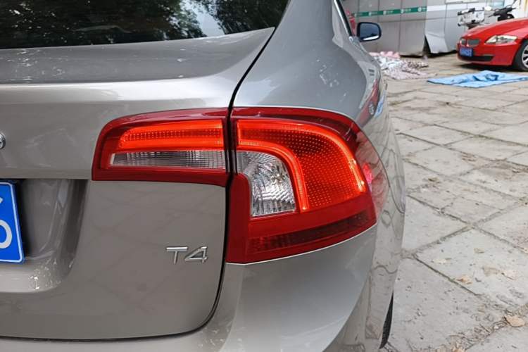 Used Volvo S60 2016 S60L T4 Zhiyuan Edition Right Rear Taillight