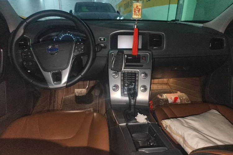 Used Volvo S60 2016 S60L T4 Zhiyuan Edition Center Console