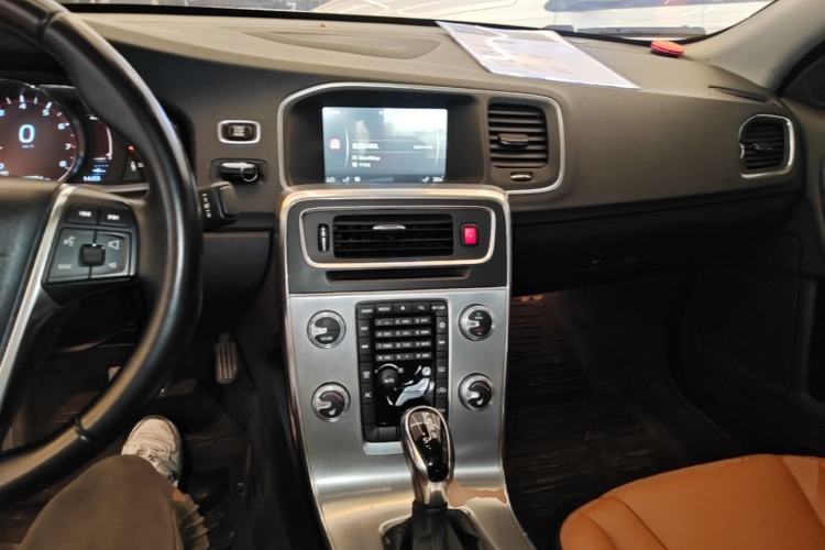 Used Volvo S60 2016 S60L T4 Zhiyuan Edition Center Console