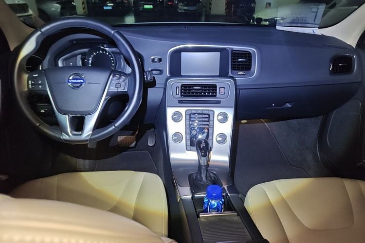 Used Volvo S60 2016 S60L T4 Zhiyuan Edition Center Console