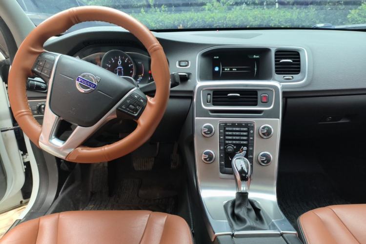 Used Volvo S60 2016 S60L T4 Zhiyuan Edition Center Console