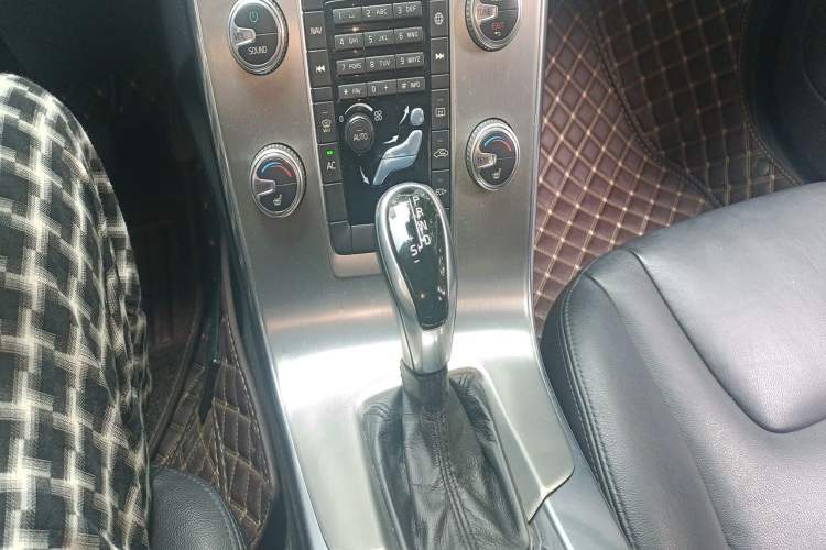 Used Volvo S60 2016 S60L T4 Zhiyuan Edition Gear Lever
