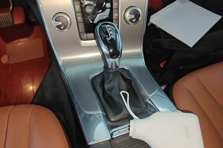 Used Volvo S60 2016 S60L T4 Zhiyuan Edition Gear Lever