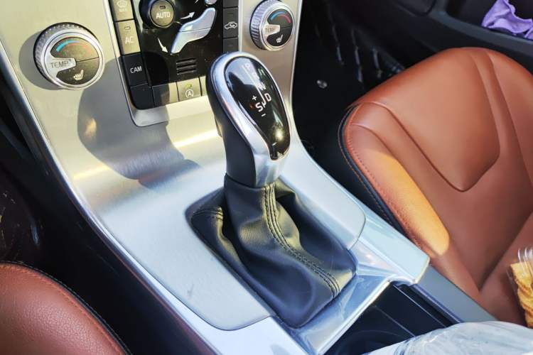 Used Volvo S60 2016 S60L T4 Zhiyuan Edition Gear Lever