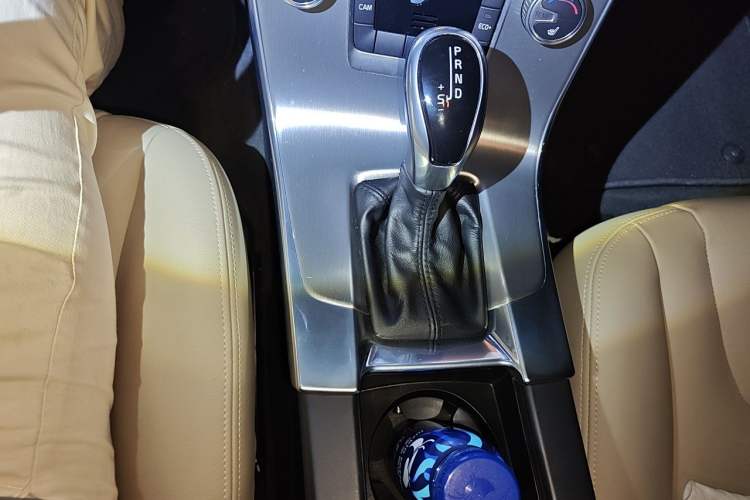 Used Volvo S60 2016 S60L T4 Zhiyuan Edition Gear Lever