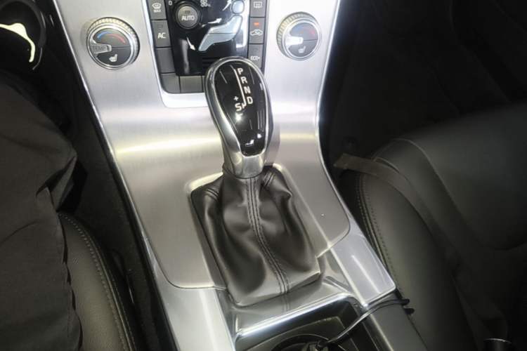 Used Volvo S60 2016 S60L T4 Zhiyuan Edition Gear Lever