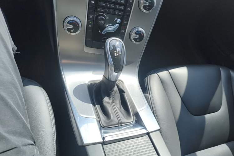 Used Volvo S60 2016 S60L T4 Zhiyuan Edition Gear Lever