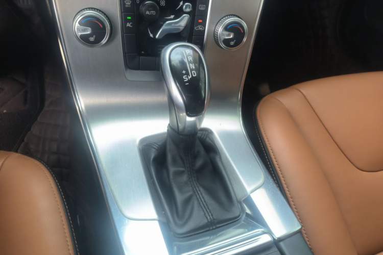 Used Volvo S60 2016 S60L T4 Zhiyuan Edition Gear Lever