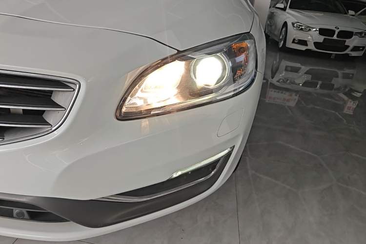 Used Volvo S60 2016 S60L T4 Zhiyuan Edition Left Front Headlight