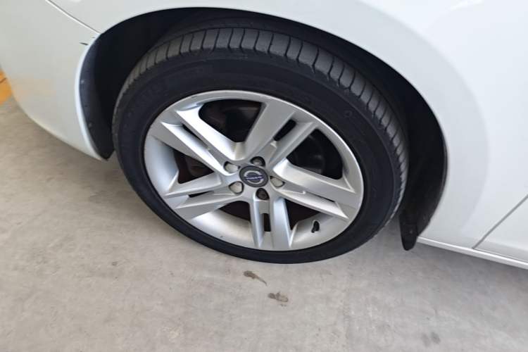 Used Volvo S60 2016 S60L T5 Intelligent Drive Edition Left Front Wheel Hub