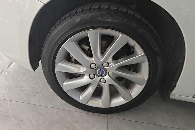 Used Volvo S60 2016 S60L T4 Zhiyuan Edition Left Front Wheel Hub