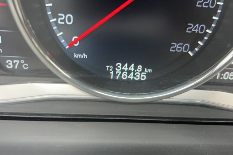 Used Volvo S60 2016 S60L T4 Zhiyuan Edition Odometer Close Up