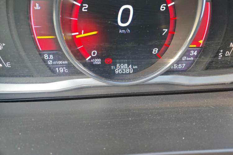 Used Volvo S60 2016 S60L T4 Zhiyuan Edition Odometer Close Up